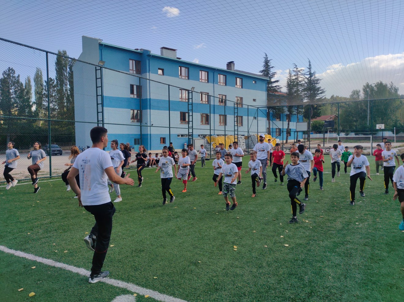 Okulumuz ve Yeşilay İşbirliği ile İlköğretim ve Lise Öğrencilerimize T-shirt Dağıtımı Gerçekleştirilmiştir